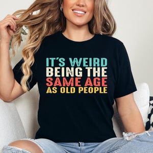 Es ist seltsam, das gleiche Alter zu haben wie alte Leute Shirt, Opa Geburtstag Sweatshirt, lustiger Pullover, das gleiche Alter T-Shirt sein