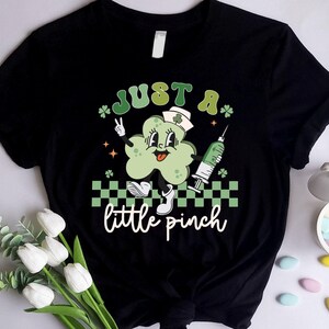 Camiseta de enfermera "Just A Little Pinch Patty", camisetas de enfermera de San Patricio, camiseta del trébol de San Patricio, camiseta de enfermera de la suerte de San Patricio, camiseta irlandesa imagen 5
