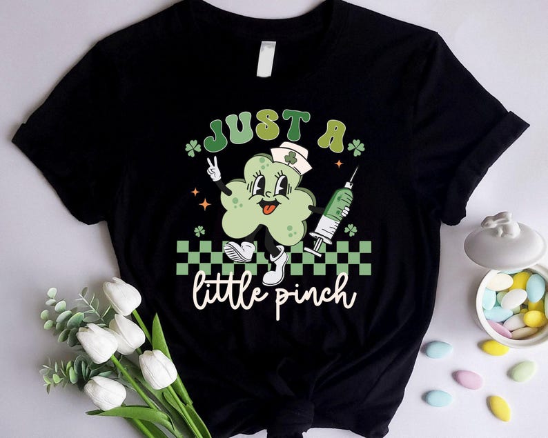 Camiseta de enfermera "Just A Little Pinch Patty", camisetas de enfermera de San Patricio, camiseta del trébol de San Patricio, camiseta de enfermera de la suerte de San Patricio, camiseta irlandesa imagen 5