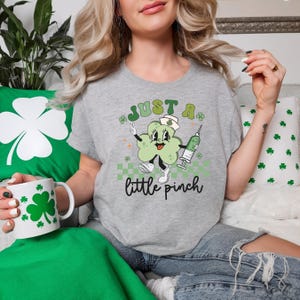 Camiseta de enfermera "Just A Little Pinch Patty", camisetas de enfermera de San Patricio, camiseta del trébol de San Patricio, camiseta de enfermera de la suerte de San Patricio, camiseta irlandesa imagen 3