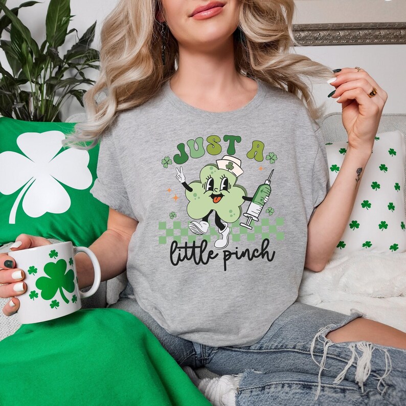 Camiseta de enfermera "Just A Little Pinch Patty", camisetas de enfermera de San Patricio, camiseta del trébol de San Patricio, camiseta de enfermera de la suerte de San Patricio, camiseta irlandesa imagen 3