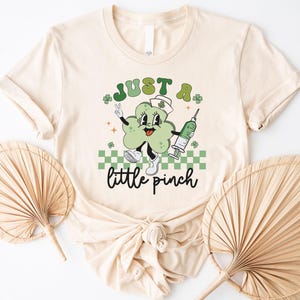 Camiseta de enfermera "Just A Little Pinch Patty", camisetas de enfermera de San Patricio, camiseta del trébol de San Patricio, camiseta de enfermera de la suerte de San Patricio, camiseta irlandesa imagen 4