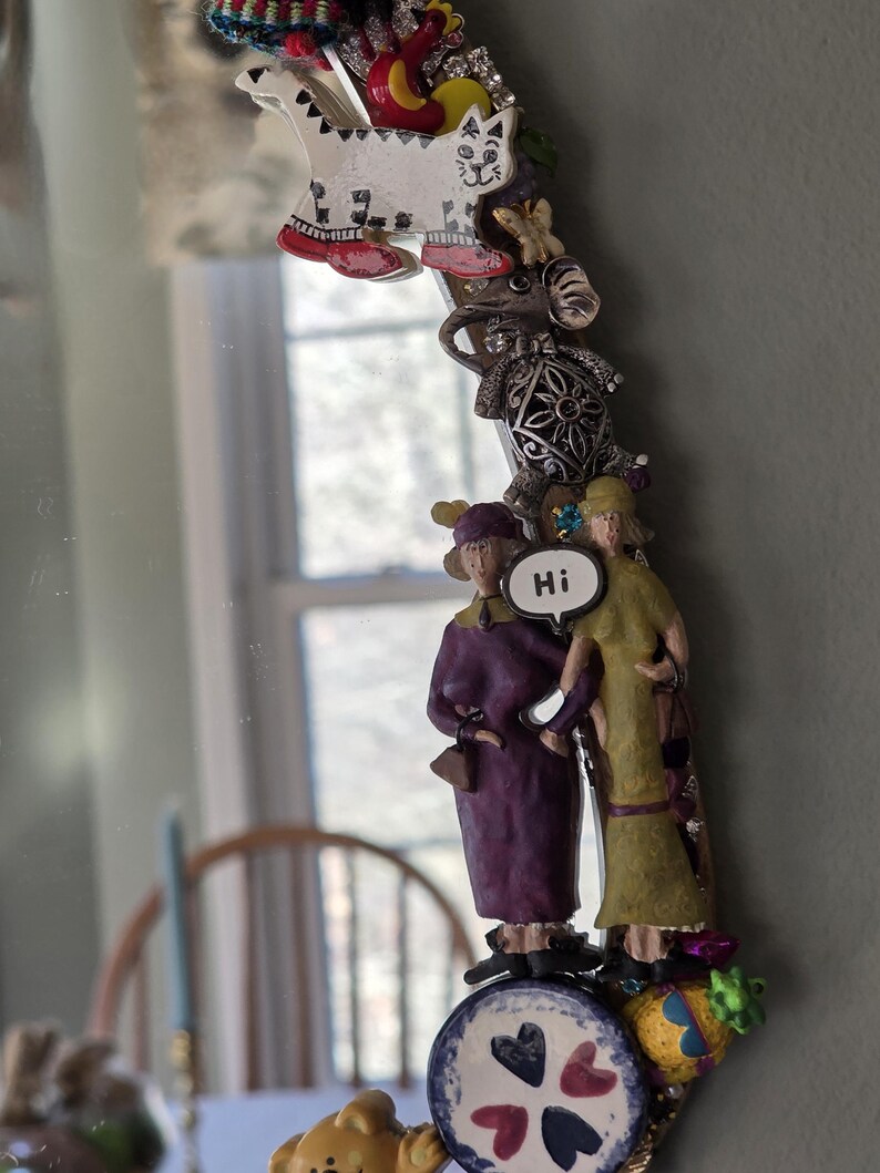 Eclectic Mirror, Whimsical Wall Art, Mixed Media Decor (8"x10") Created with unique charms, pins and pendants. Bild 8