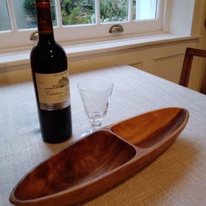 Cuenco de madera con forma de canoa. Cuenco vintage de madera ovalado. Cuenco de madera con forma de canoa partida. Cuenco de madera para aperitivos. Plato de madera para picar.