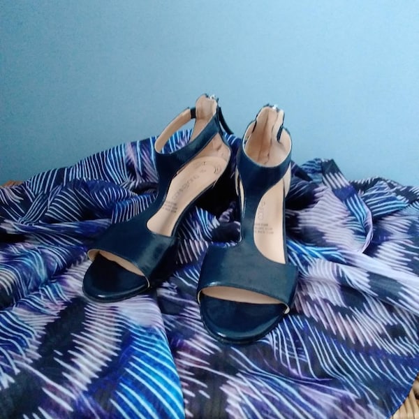 Vintage style Duca Enrico navy patent leather sandals. Blue patent leather sandals. Duca Enrico blue sandals.