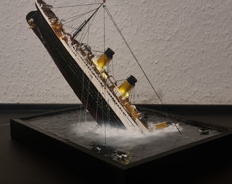 Maquette du Titanic fait main dans un cadre avec éclairage - Art historique