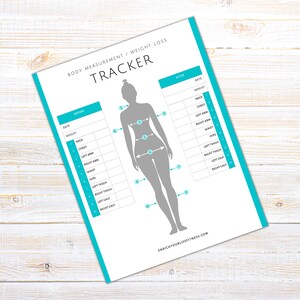 Pu&ograve; includere: Un tracker stampabile per le misure del corpo e la perdita di peso con una silhouette grigia di una persona con punti numerati per misurare diverse parti del corpo. Il tracker include colonne per la data, il peso, il collo, il petto, il braccio sinistro, il braccio destro, la vita, i fianchi, la coscia sinistra, la coscia destra, il polpaccio sinistro e il polpaccio destro.