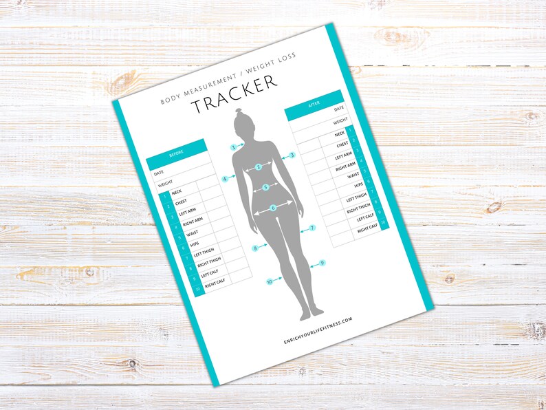 Pu&ograve; includere: Un tracker stampabile per le misure del corpo e la perdita di peso con una silhouette grigia di una persona con punti numerati per misurare diverse parti del corpo. Il tracker include colonne per la data, il peso, il collo, il petto, il braccio sinistro, il braccio destro, la vita, i fianchi, la coscia sinistra, la coscia destra, il polpaccio sinistro e il polpaccio destro.