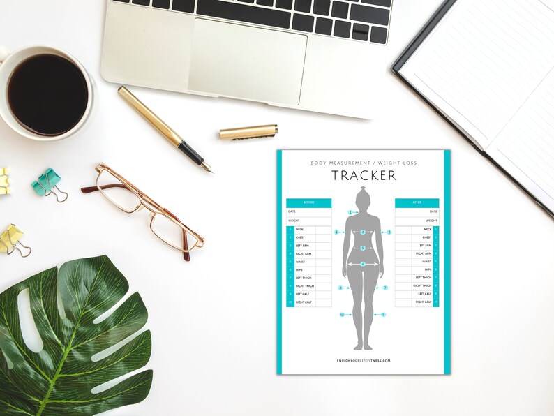 Pu&ograve; includere: Tracker stampabile per la misurazione del corpo e la perdita di peso con una silhouette di una persona con punti di misurazione numerati. Il tracker ha colonne per la data, le misure e le note. Il tracker &egrave; su uno sfondo bianco.