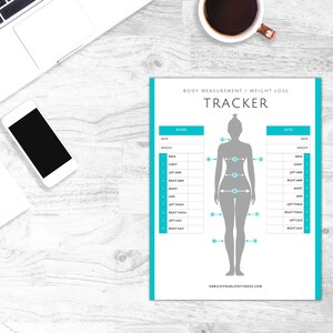 Pu&ograve; includere: Un tracker stampabile per le misure del corpo e la perdita di peso con una silhouette grigia di una persona con punti di misura numerati. Il tracker ha colonne per "Prima" e "Dopo" con sezioni per la data, il peso, il collo, il petto, il braccio sinistro, il braccio destro, la vita, i fianchi, la coscia sinistra, la coscia destra, il polpaccio sinistro e il polpaccio destro.