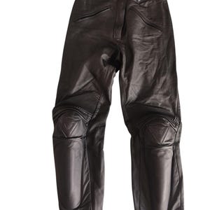 Może przedstawiać: Czarne sk&oacute;rzane spodnie motocyklowe z ochraniaczami kolan. Spodnie mają kieszenie zapinane na zamek i wzmocnione panele na kolanach. Ochraniacze kolan mają tr&oacute;jkątne logo.