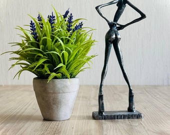 Escultura abstracta de mujer en metal, figura de hierro hecha a mano, elegante estatua femenina, decoración de arte moderno, regalo que evoca la fuerza femenina
