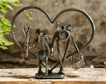 Anniversary Gift for Couple, Metal Couple Sculpture with Heart, Romantic Iron Art, Wedding Gift, Love Decor