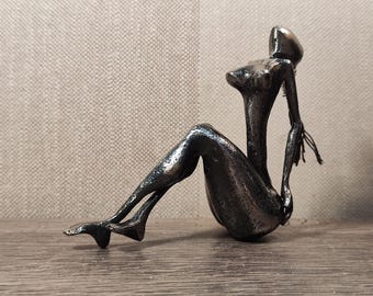 Abstract metalen vrouwenbeeldhouwwerk, moderne kunst van een vrouwenfiguur, handgemaakt stalen beeld, minimalistisch woonaccessoire cadeau