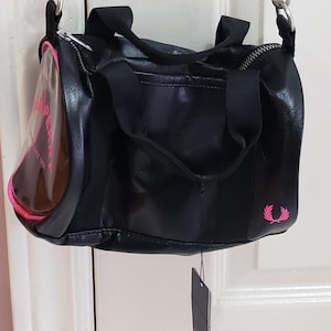 Mini sac baril Fred Perry Noir rose brodé Bandoulière réglable amovible Pochette ou bandoulière Concert avec fermeture éclair NOUVEAUTÉ