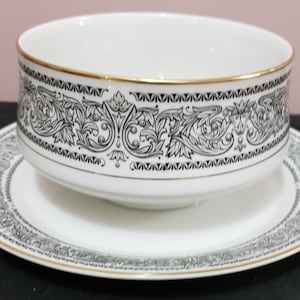 MIKASA Brindisi Gravy Boat Bowl Dish with Attached Underplate Fine China 5880 White with Black Design and Gold Rim Trim Vintage Like New