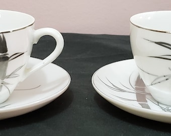 Juego de tazas y platillos para café espresso, estilo vintage, 2 piezas, plateado, diseño abstracto, con jarra para leche y crema de regalo. Fabricado en Japón.