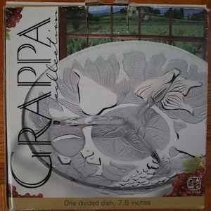 Plato redondo de vidrio grabado con 3 secciones, de 19 cm (7-1/2"), de la colección Grappa Vintage.