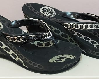 BCBG Sabrina Black Platform Flip Flop Thong Sandal Wedge Women&#39;s Slip On Shoe 10 Bow Chain & Chain Design BCBGeneration NEW