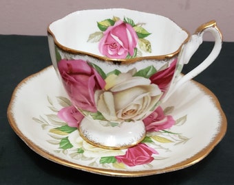 Queen Anne Lady Sylvia Vintage theekop en schotel fijn porselein op voet witte en roze rozen gouden rand Engeland