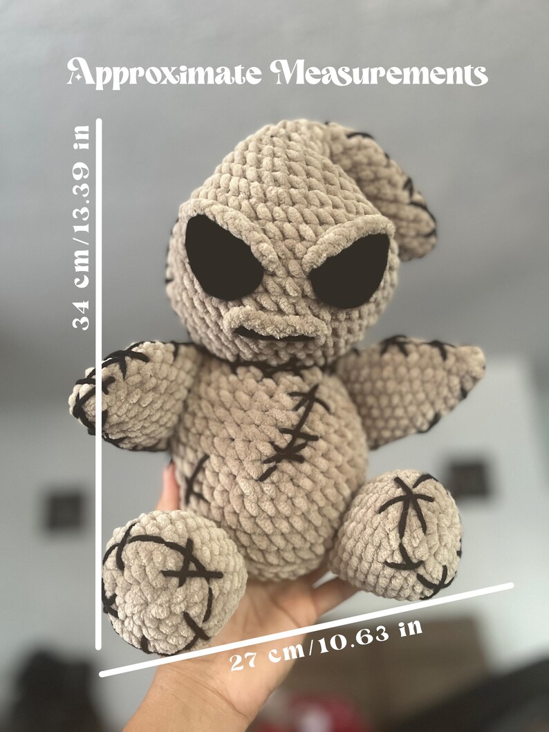 K&ouml;nnte beinhalten: Ein geh&auml;keltes Pl&uuml;schtier, das einem Charakter aus dem Film "Nightmare Before Christmas" &auml;hnelt. Das Spielzeug ist beige mit schwarzen N&auml;hten und hat gro&szlig;e schwarze Augen. Das Spielzeug ist 34 cm hoch und 27 cm breit.