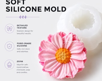Pode incluir: Um molde de silicone rosa em forma de flor com um centro laranja, ao lado de um molde de silicone branco. A imagem inclui o texto "SOFT SILICONE MOLD", "DETAILED TEXTURE", "FOOD GRADE SILICONE" e "ZEFIR".