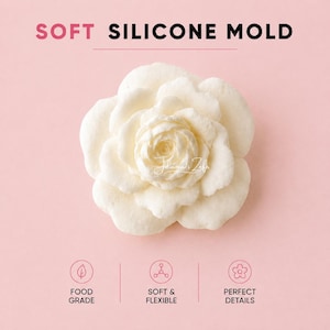 Puede incluir: Un molde de silicona suave con forma de rosa floreciente con pétalos en capas. El texto dice SOFT SILICONE MOLD, FOOD GRADE, SOFT & FLEXIBLE y PERFECT DETAILS. El molde es de color blanco hueso y está centrado sobre un fondo rosa claro.