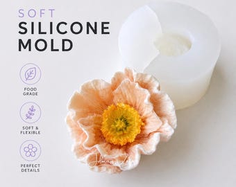 Pode incluir: Um molde de silicone branco translúcido para artesanato, acompanhado por uma flor acabada na cor pêssego com um centro amarelo brilhante. O texto na imagem diz SOFT SILICONE MOLD, FOOD GRADE, SOFT & FLEXIBLE e PERFECT DETAILS.