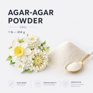 Può includere: Immagine di polvere di agar-agar, un prodotto vegetale, con il testo "AGAR-AGAR POWDER" e "1 lb - 454 g." Un mucchio di polvere bianca è accanto a un cucchiaio d'oro e a un bouquet di fiori bianchi con centri gialli. L'immagine include anche il testo "PLANT-BASED 100% natural", "PREMIUM QUALITY Pure & high grade" e "VERSATILE USE Perfect for cooking, baking & more."