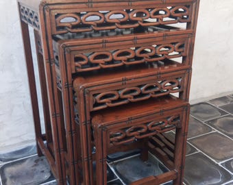 Tavolini impilabili antichi in palissandro orientale, risalenti al 1890 circa.