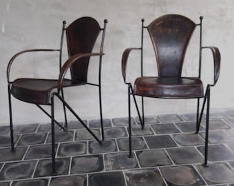 Paar vintage Franse leren en metalen stoelen uit de jaren 50 – in de stijl van Jacques Adnet – met de hand gestikt