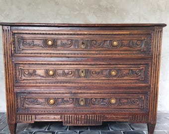 Comò antico italiano, circa 1720 – Cassettiera in rovere intagliata a mano, piano in olmo