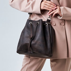 Leather bucket bag women,Designer bucket bag,Leather bucket purse,Bucket bag for women,Drawstring purse,Bucket shoulder bag