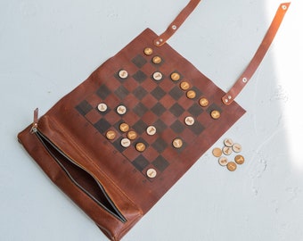 Tabuleiro de xadrez feito à mão em couro real, conjunto de damas de xadrez 2 em 1 para viagem em couro com personalização, conjunto de jogo para viagem, tabuleiro de jogo para viagem em couro
