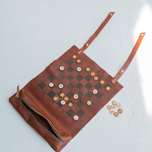Handgefertigtes Schachbrett aus echtem Leder, Leder Reise 2 in 1 Schach Dame Set mit Personalisierung, Reise Spielset, Leder Reise Spielbrett