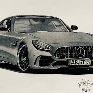 Könnte beinhalten: Eine Schwarzweiß-Bleistiftzeichnung eines silbernen Mercedes-Benz AMG GT, ein Hochleistungs-Sportwagen. Das Auto hat einen schwarzen Kühlergrill mit dem Mercedes-Benz-Logo und ein Nummernschild mit der Aufschrift "AB.GT 199".