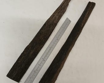 2 lange stukken Iers moeraseikenhout (2,5 cm x 45 cm x 5 cm)