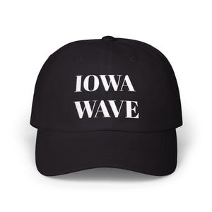 Könnte beinhalten: Schwarze Baseballkappe mit dem weißen Text "IOWA WAVE" auf der Vorderseite. Die Kappe hat einen gebogenen Schirm und eine strukturierte Krone. Ein lässiges Accessoire für den Alltag.