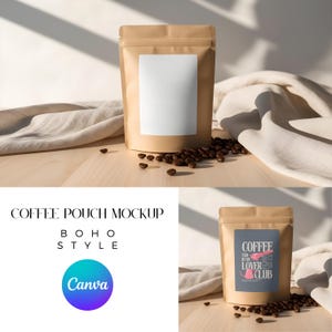 Op de afbeelding: Een bruine papieren koffiezak mockup met een wit label. De zak ligt op een houten oppervlak met koffiebonen die eromheen verspreid liggen. De tekst "COFFEE POUCH MOCKUP" staat in zwarte letters boven de zak. De tekst "BOHO STYLE" staat in zwarte letters onder de zak. De tekst "Canva" staat in blauwe en paarse letters in een cirkel onder de tekst "BOHO STYLE".