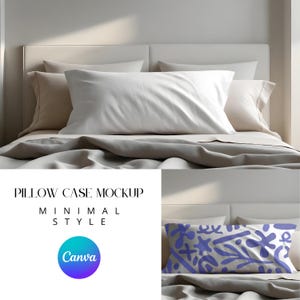 Può includere: Un mockup di letto con cuscini e biancheria da letto bianchi e beige. Il testo "PILLOW CASE MOCKUP MINIMAL STYLE" è visualizzato. Viene mostrato anche un cuscino con un design astratto blu e bianco.
