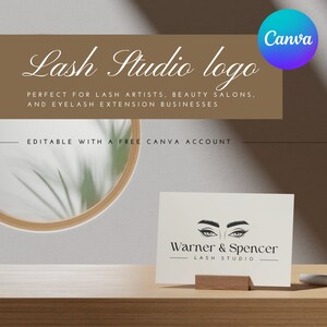 Può includere: Un biglietto bianco con un'illustrazione in bianco e nero di un occhio di donna con ciglia. Il testo "Warner & Spencer" e "Lash Studio" è sotto l'illustrazione.