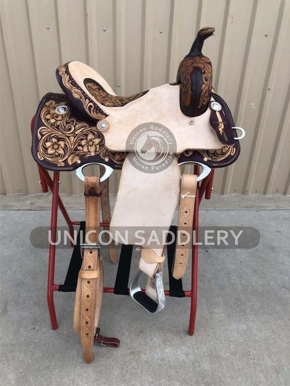 Ensemble de selles de cheval en cuir marron peint à la main
