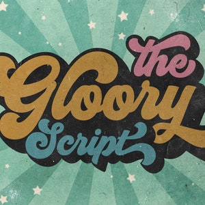 以下が含まれることがあります： ターコイズ、イエロー、ピンク、ブラックのレトロなカラーリングのGlory Scriptフォント。スターバーストパターンが施されたターコイズの背景にフォントが表示されています。