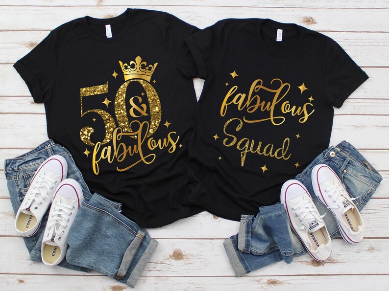 Pode incluir: Duas camisetas pretas com texto em glitter dourado. Uma camiseta diz "50 & fabulous" com uma coroa dourada acima do 50. A outra camiseta diz "fabulous squad".