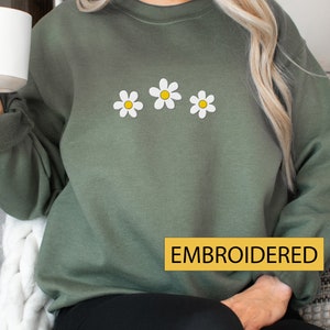 Embroidered Floral Daisy Sweatshirt, Daisies Crewneck, Cute Flower Shirt, Gift for Her, Gift for Plant Lover, Minimalist Daisy Graphic