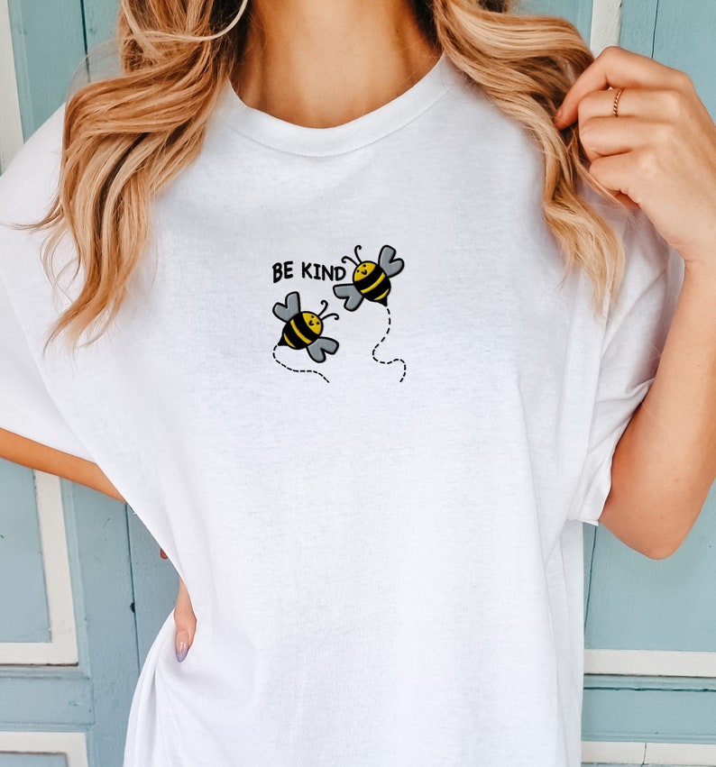 Bee Kind Unisex Tee – In Clover Company - Foto 10