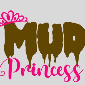以下が含まれることがあります： ピンクの王冠に「Princess」という文字が書かれた、縁が垂れている茶色の「MUD」という文字のグラフィックです。