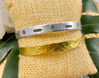 Pulsera tipo brazalete de aluminio martillado: diseño de diamante estampado a mano, ajustable.