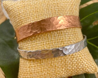 Hamrad kopparmanschettarmband: Handstämplade justerbara smycken