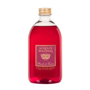 May include: A clear glass bottle with a gold cap filled with a red liquid. The bottle has a label with the text "Acqua di Bolgheri Toscana Bacche di Vinum Ricarica Diffusore Ambiente Home Diffuser Refill".